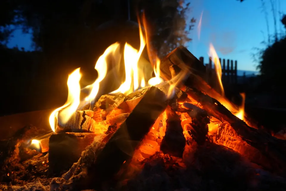 Lagerfeuer in der Dämmerung