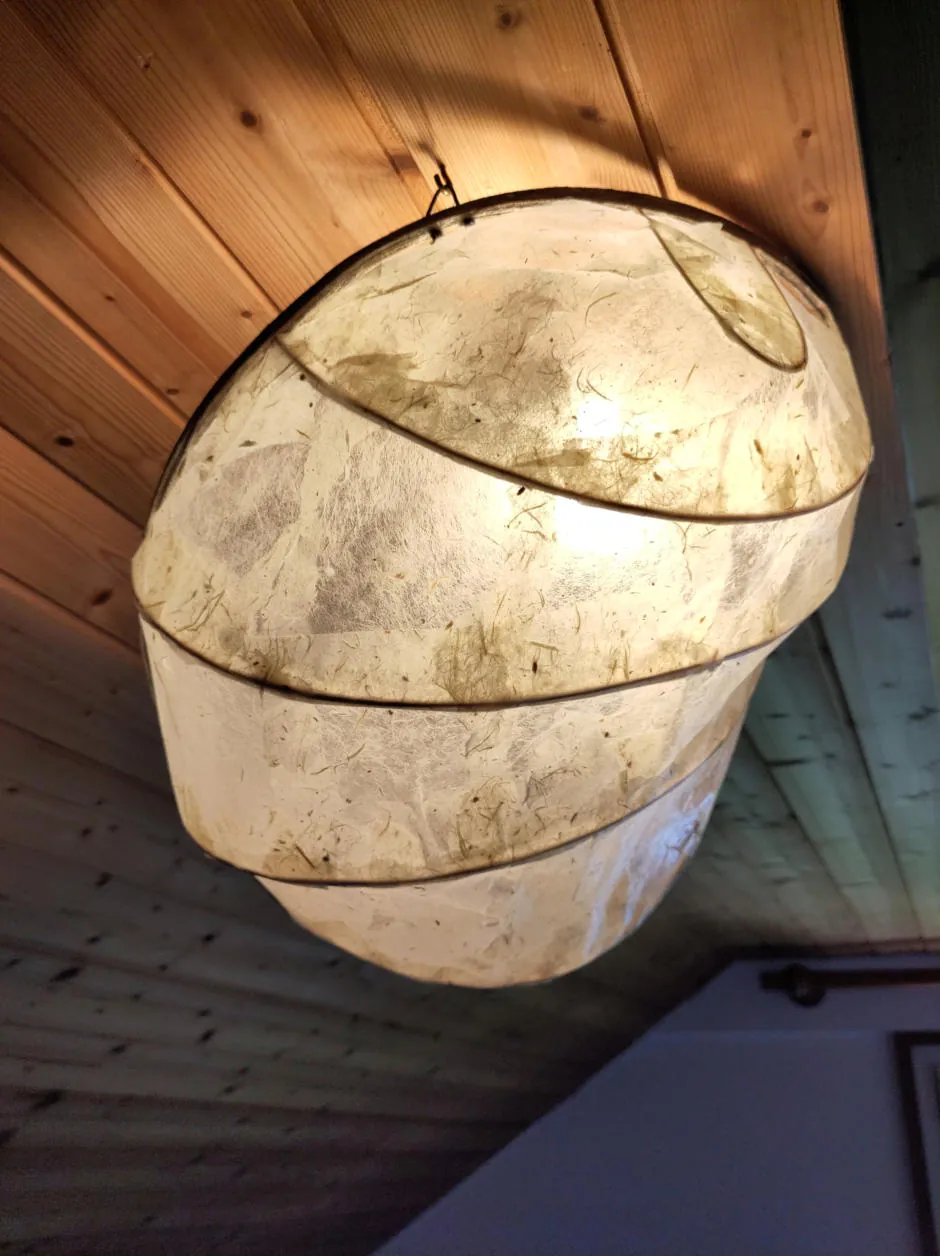 Handgefertigte Leuchte aus Naturpapier