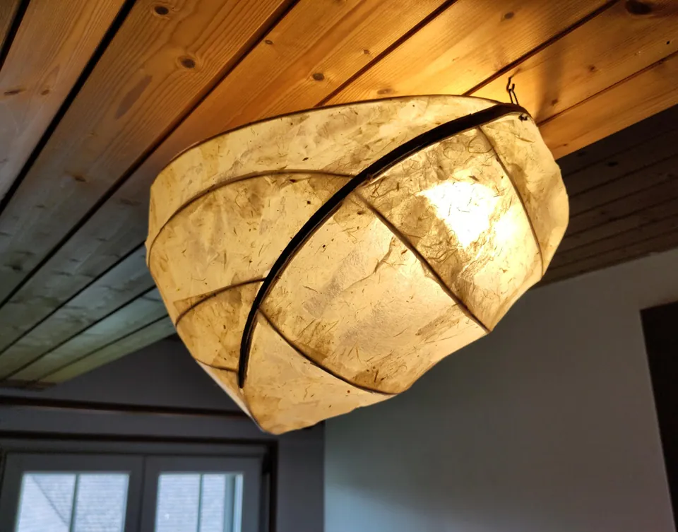 Handgefertigte Leuchte aus Naturpapier
