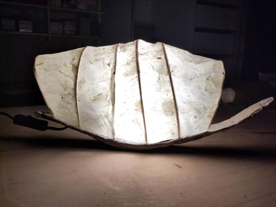 Handgefertigte Leuchte aus Naturpapier