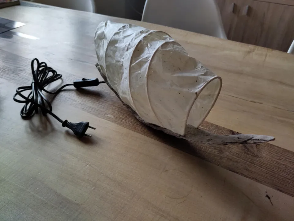 Handgefertigte Leuchte aus Naturpapier