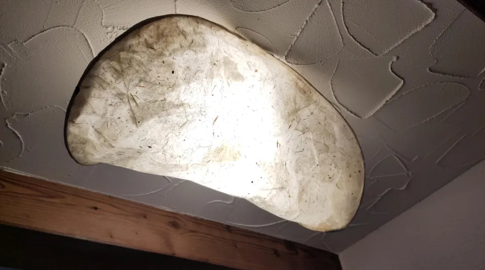 Handgefertigte Leuchte aus Naturpapier
