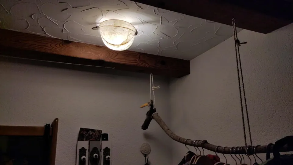 Handgefertigte Leuchte aus Naturpapier