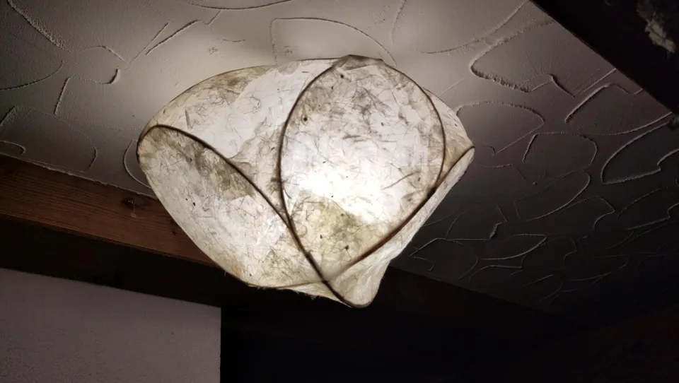 Handgefertigte Leuchte aus Naturpapier