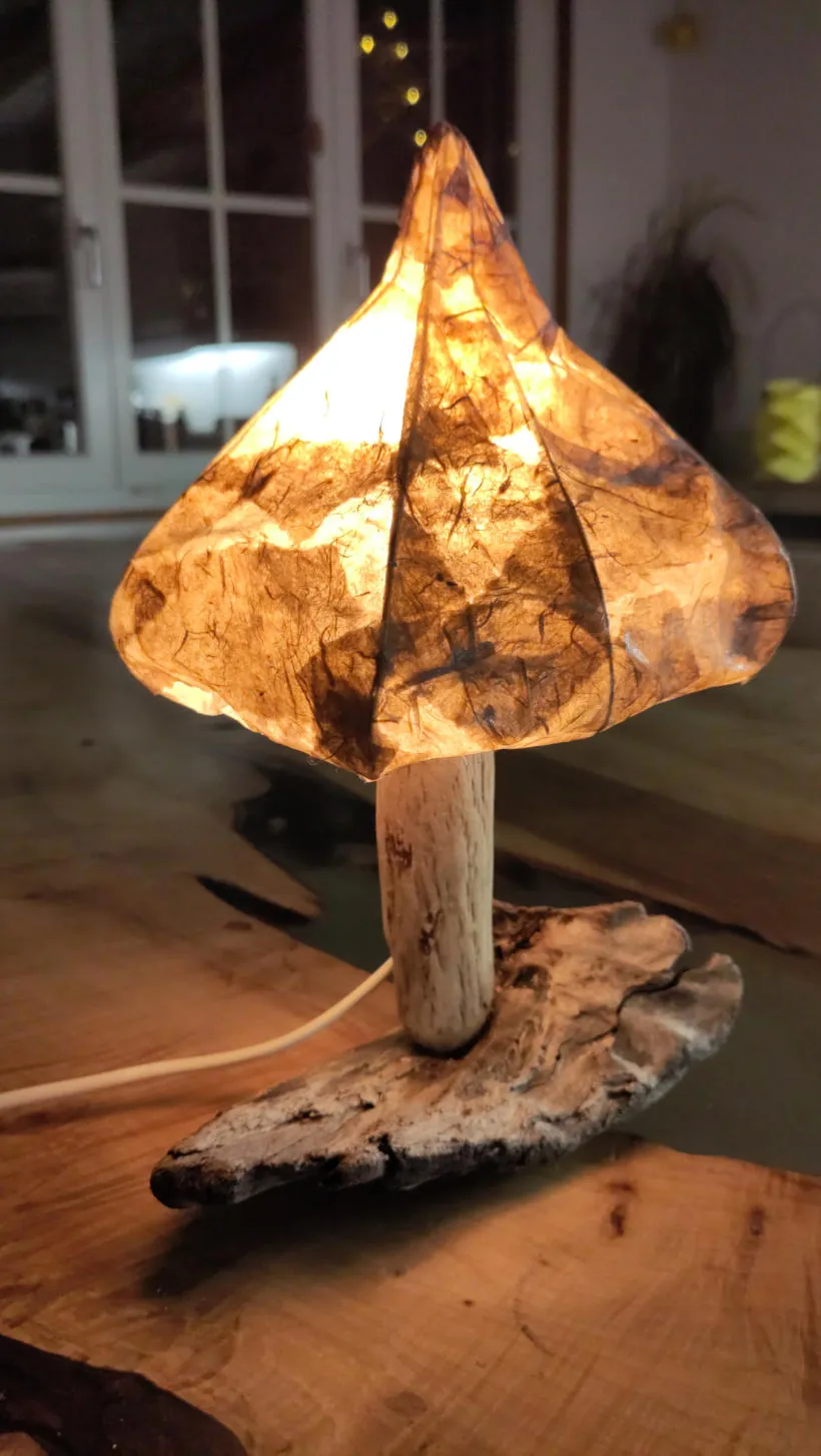 Handgefertigte Leuchte aus Naturpapier