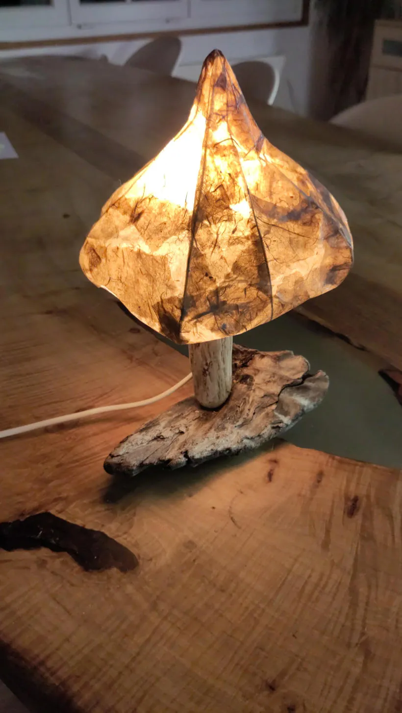 Handgefertigte Leuchte aus Naturpapier